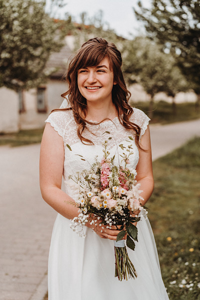 Jahresrückblick 2022 - Braut in weißem Kleid mit Brautstrauß aus Wildblumen