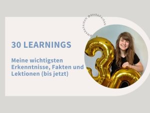 30 Learnings - Meine wichtigsten Erkenntnisse, Fakten und Lektionen (bis jetzt). Auf dem Foto bin ich zu sehen: eine Frau in schwarzem Kleid mit zwei Folienballons, einer 3 und einer 0.