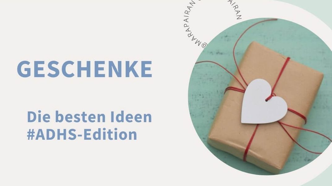 Text: Geschenke - Die besten Ideen #ADHS-Edition. Rechts ist ein kleines Bild von einem in Packpapier eingepackten Geschenk, das mit einem roten Band umwickelt ist