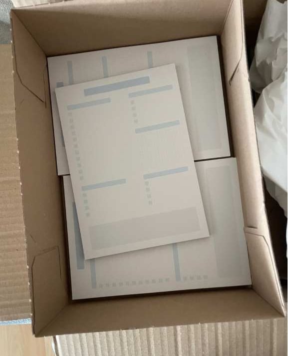 Frisch gelieferte To-do-Listen-Blöcke im Versandkarton